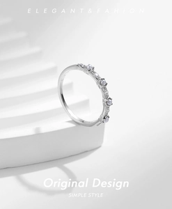 Détail de la bague en argent S925 avec micro-perles et zircons brillants étincelants