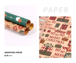 Dettaglio macro della carta regalo kraft natalizia con stampe festive di Babbo Natale e fiocchi