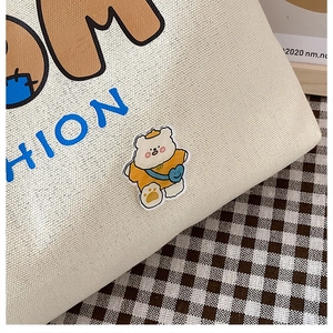 Nahaufnahme der cremefarbenen Canvas-Tasche mit süßem Bärenprint und HION-Schriftzug