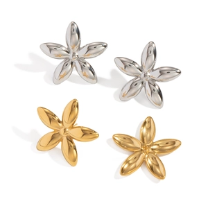 Détail de boucles d'oreilles fleurs élégantes en finition or 18 carats et argent