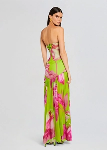 Détail d'une robe longue verte à imprimé floral avec coupe dos nu et silhouette ajustée