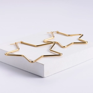 Minimalistische goldene Stern-Ohrringe mit poliertem Finish auf geometrischem Dekor