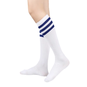 Kniehohe weiße Socken mit drei blauen Streifen für Damen, im klassischen sportlichen Strickstil