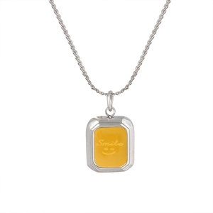 Collier chaîne argentée style français avec pendentif carré jaune souriant et gravure