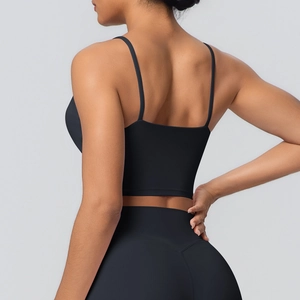 Détail du haut de yoga noir à fines bretelles et leggings avec couture arrière en V