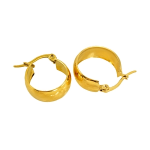 Boucles d'oreilles créoles en acier inoxydable doré 18 carats sur fond blanc