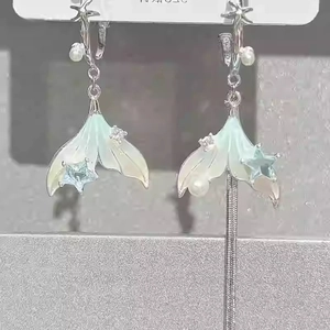 Detail of S925 silver asymmetric fishtail earrings with green gradient and pearls