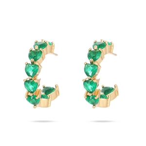 Dettaglio di orecchini a C in oro 18K con zirconi a forma di cuore verde smeraldo