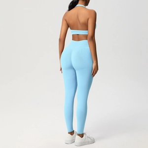 Vista posteriore del reggiseno sportivo azzurro a lupetto e dei leggings yoga