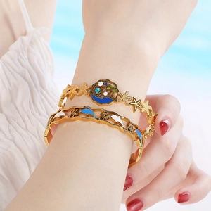 Delfin und Seestern Armband-Set aus goldenem Edelstahl mit blauen Emaille-Akzenten