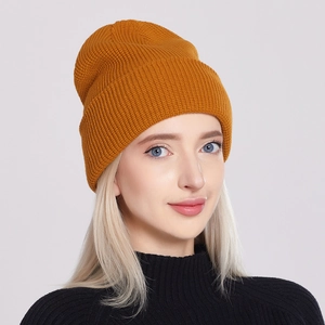 Berretto in maglia giallo zenzero per adulti con trama fine indossato