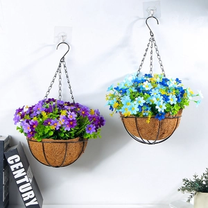 Set of 2 hanging iron baskets with artificial daisies and natural coco liners