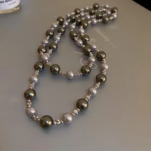 Collier géométrique élégant en perles gris argent avec intercalaires argentés rétro