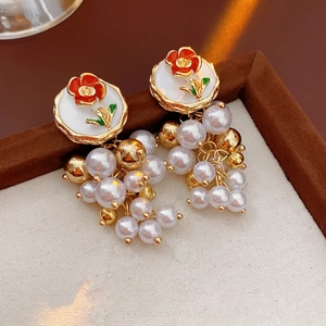 Boucles d'oreilles vintage style palais avec roses, perles et placage à l'or