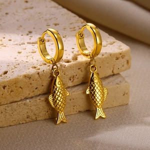 Détail de boucles d'oreilles en acier doré 18K avec pendentifs étoile de mer sur pierre