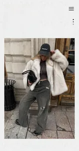 Texture détaillée du manteau en fausse fourrure beige avec jean gris et sac à main