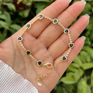 Vista dettagliata del bracciale placcato oro 18 carati con pietre blu a cuore e pietre in zircone