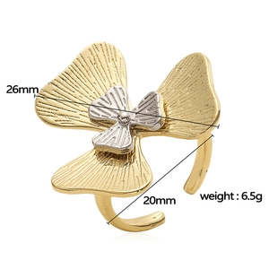 Elegant two-tone flower ring in gold and silver with 26mm width and 6.5g weight