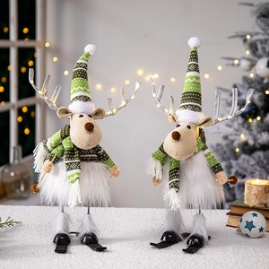 Poupée renne en peluche de Noël avec bonnet et écharpe tricotés verts décoration.