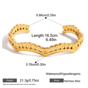 Detailansicht eines 18K vergoldeten Edelstahl-Manschettenarmbands mit Wellendesign