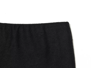 Detailaufnahme der hochwertigen schwarzen Strickstruktur und Naht am elastischen Bund