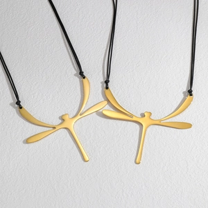 Eleganter Libellen-Anhänger in Gold mit minimalistischer schwarzer Kordelkette