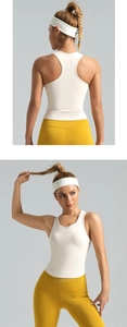 Vista frontale e posteriore del top sportivo bianco e dei leggings da yoga gialli
