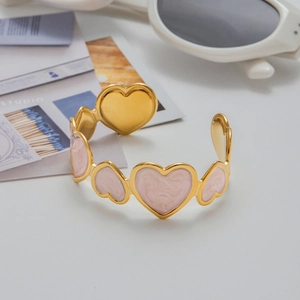Retro 18K gold stainless steel open bangle with pink marble heart charms and elegant finish