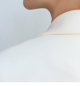 Vue macro détaillée de la texture de l'acier titane blanc et couture d'épaule fine