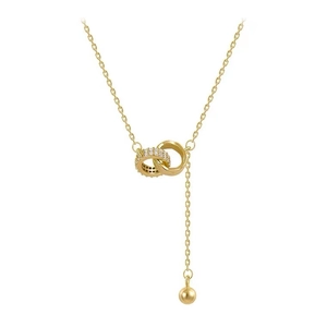 Detail der goldenen Y-Kette mit ineinandergreifenden Ringen, Quaste und Kristallen