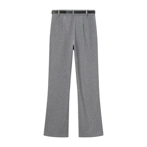 Détail d'un pantalon gris à chevrons avec texture et accessoire de ceinture noire sobre