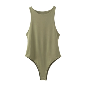 Dettaglio del body senza maniche verde oliva con scollo alto e tessuto elastico