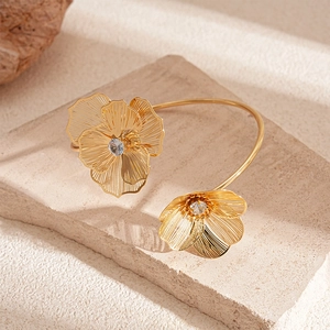 Détail du bracelet fleuri doré avec pétales évidés et centre serti de zircons blancs
