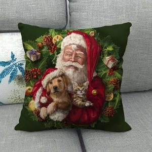 Housse de coussin verte avec motif Père Noël et chien posée sur un canapé gris