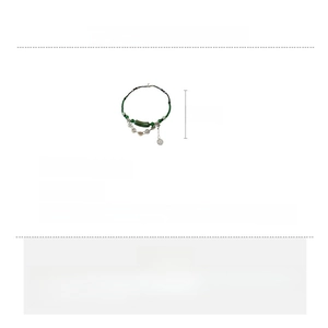 Détail du collier ethnique en perles de résine avec pendentifs en alliage et dimensions