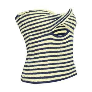 Dettaglio del top a righe gialle e blu in maglia con design a incrocio anteriore