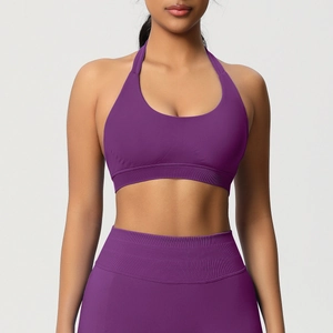 Détail de l'ensemble de sport violet sans couture avec haut licou et legging taille haute