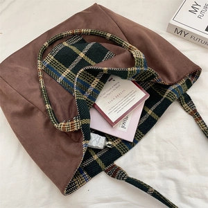 Détail du grand sac cabas marron avec doublure à carreaux britanniques sur tissu blanc