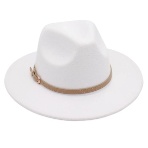 Détail d'un chapeau fedora blanc avec bande en cuir marron et boucle en métal doré