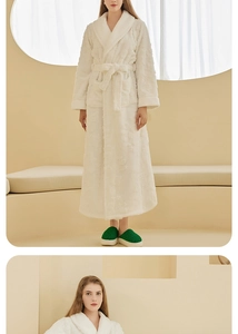 Détail du peignoir blanc en polaire jacquard épaisse avec ceinture à nouer à la taille