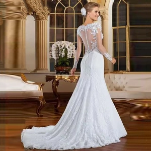 Robe de mariée sirène en dentelle blanche avec décolleté en V profond et longue traîne