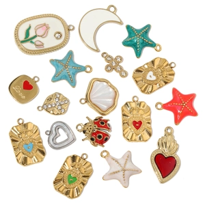 Assortiment de pendentifs DIY en acier inoxydable doré 14k avec motifs cœur et coccinelle