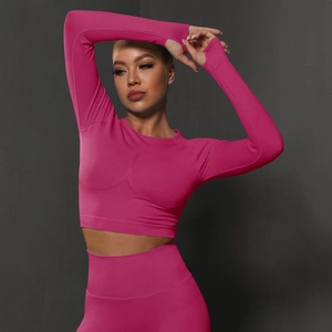 Détail du haut de yoga sans couture rose avec passe-pouces et texture côtelée