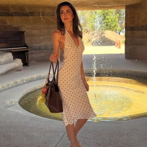 Robe dos nu à pois blancs avec dos ouvert et coupe ajustée à la taille en extérieur