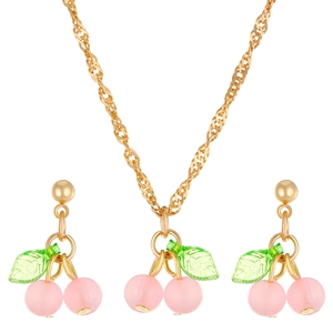 Set di gioielli a ciliegia rosa con collana a catena dorata e orecchini abbinati