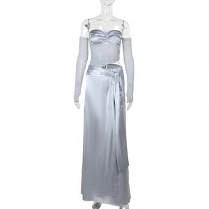 Vue détaillée d'un ensemble en satin argenté avec haut bustier et jupe longue