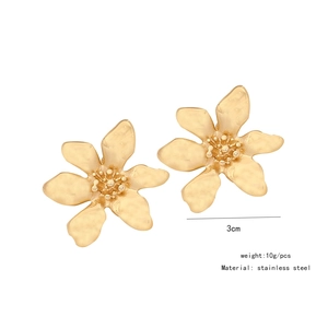 Details der 3cm goldenen Blumen-Ohrstecker aus Edelstahl mit Maßangaben im Bild