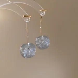 Boucles d'oreilles cerises élégantes avec breloques pailletées grises et longs crochets dorés