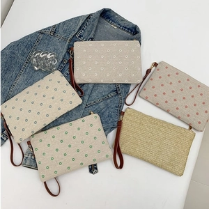 Set floraler Canvas-Clutch-Taschen mit braunen Schlaufen und natürlicher Strohtextur