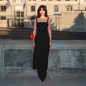 Détail de la robe de soirée noire dos nu avec encolure carrée et coupe ajustée élégante